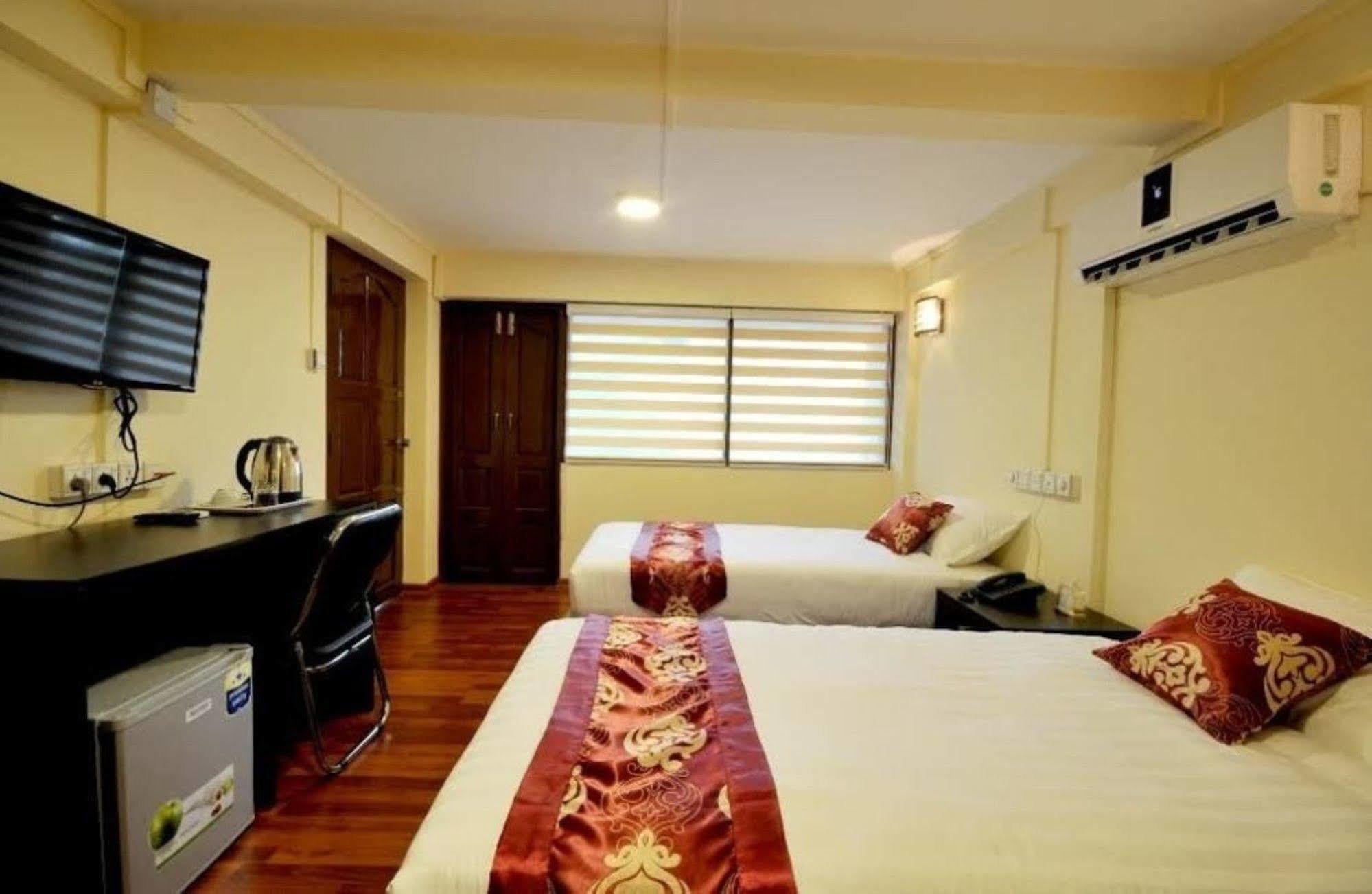 York Residence Yangon Bagian luar foto