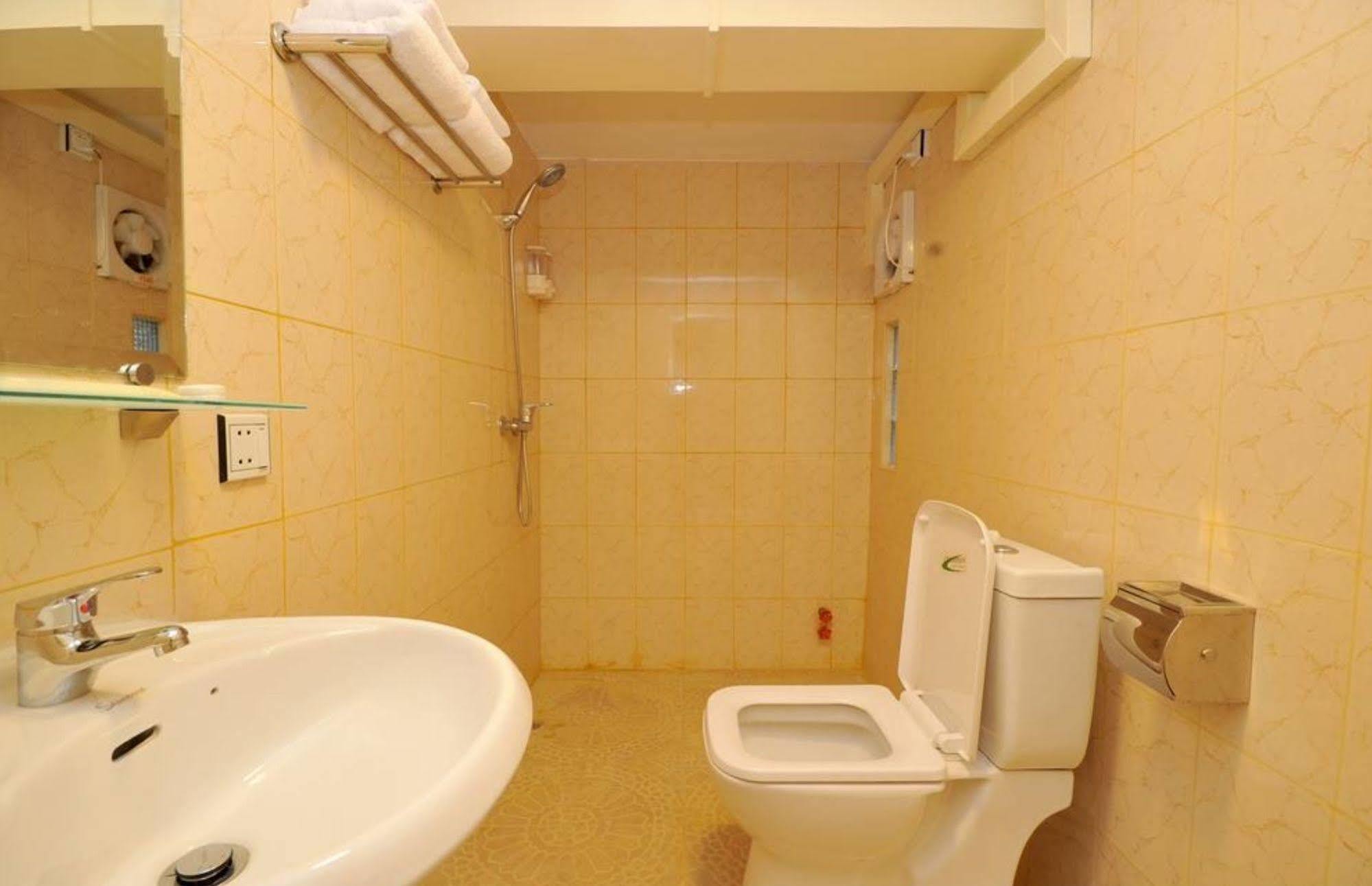 York Residence Yangon Bagian luar foto